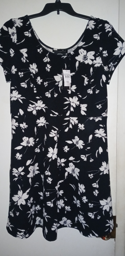 Black and white short floral flowy dress